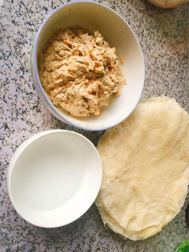 这里准备一小碗水