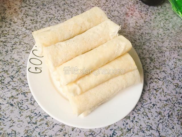 依次将剩下的皮全部卷好