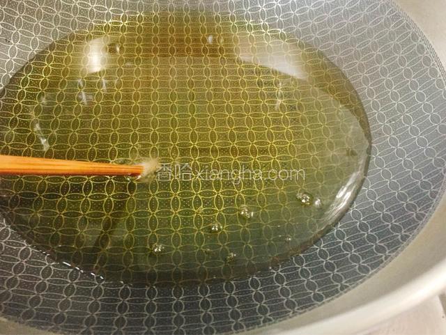 热锅倒油，插一根竹筷子看见筷子头部分冒泡了没，此时春卷就可以下锅了