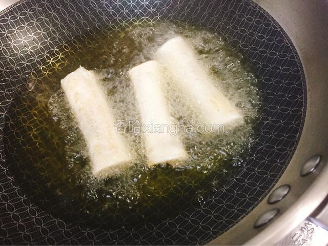 开始炸先少放点，后面的慢慢加