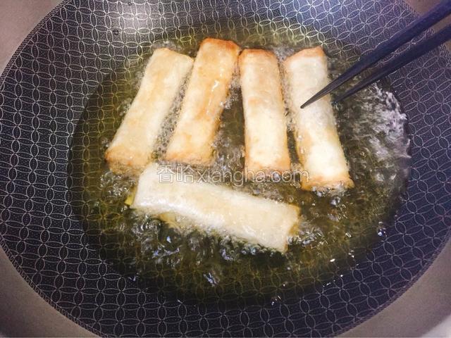 炸到颜色偏黄翻面继续炸