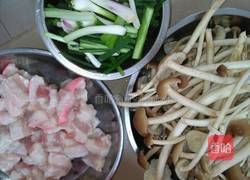 五花肉炖茶树菇的做法图解1