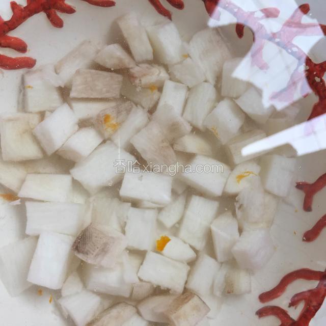 山药去皮洗净切成丁泡入水中