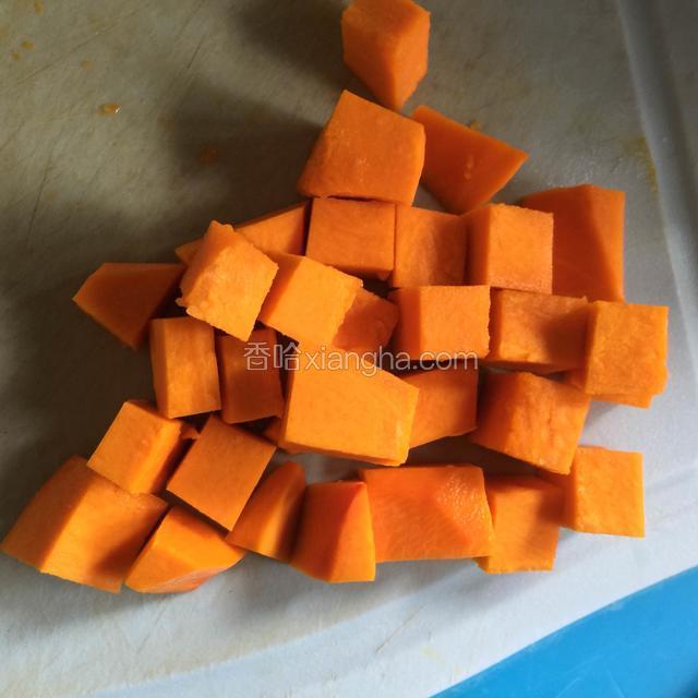南瓜去皮洗净切成丁