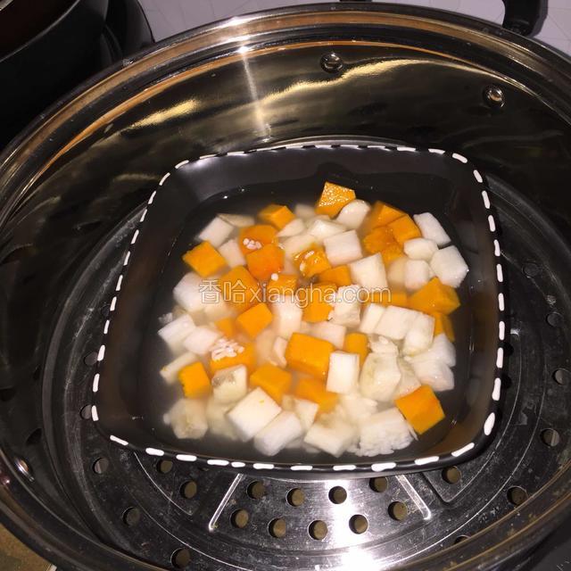 碗中倒入清水，水和米的比例是1:1，放入蒸锅中，水开后蒸30分钟左右