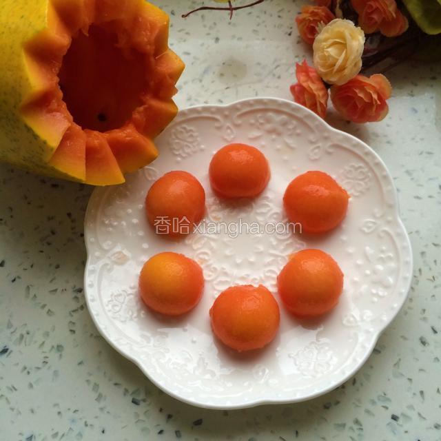 小心的挖出果肉