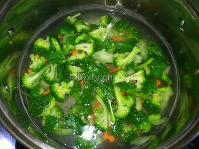 西兰花和胡萝卜焯水1分钟，捞起来过凉水备用。