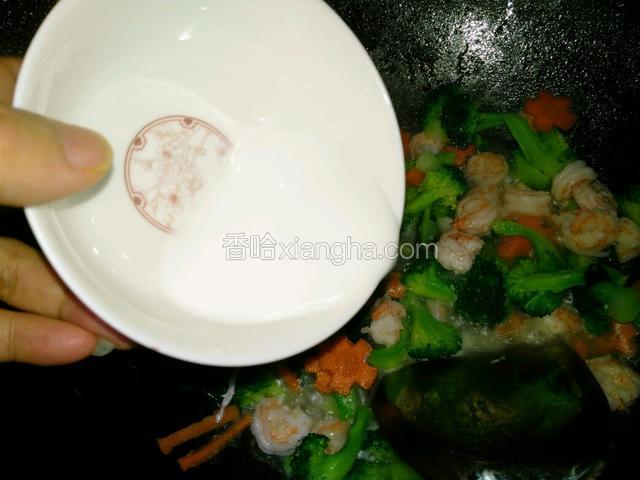 加入盐，味精和水淀粉收汁即可。