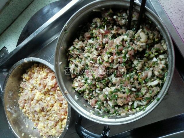 清明花洗好用高压锅煮熟，香葱洗净切段，香菇洗净巢水后剁碎，瘦肉剁碎加香葱，香菇和成馅，加盐，胡椒粉，生粉，淋一点香油，和匀。