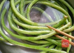 凉拌长豆角的做法图解1