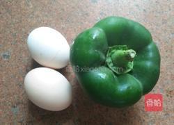 青椒煎鸡蛋的做法图解1