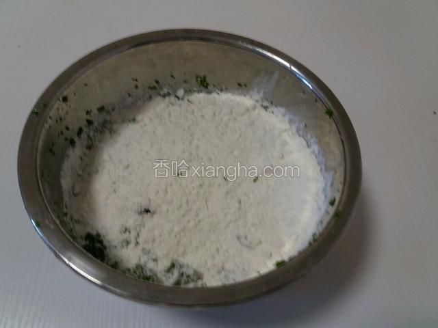 加少量盐，少量食用碱混合均匀