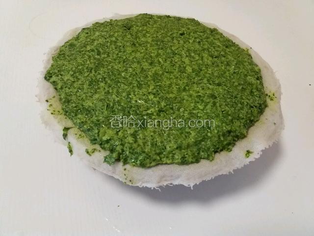 放到篦子上铺上蒸布，抹平