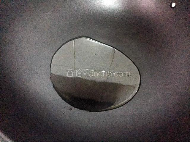 锅中倒入适量油烧热