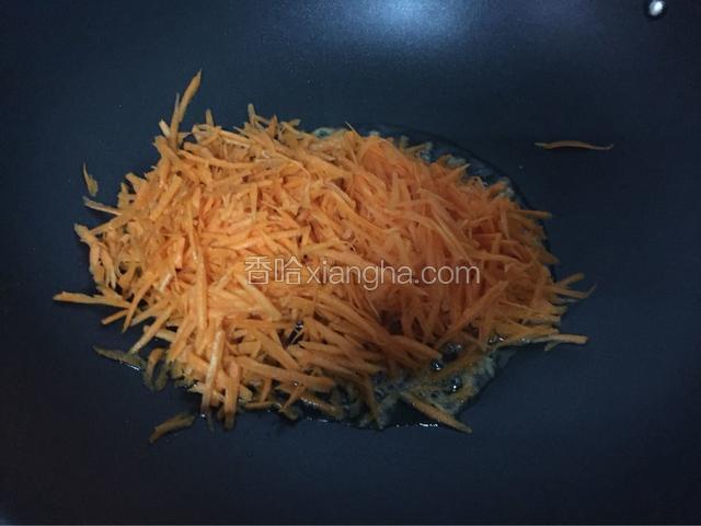 放入胡萝卜，大火爆炒至胡萝卜变色变软