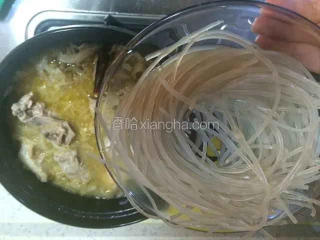 半小时后用筷子插排骨感到容易插透就是好了，这时下入泡好的粉丝，再煮几分钟，加入鸡精盐调味即可