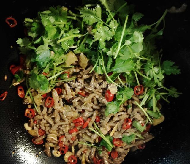 倒入牛肉和香菜