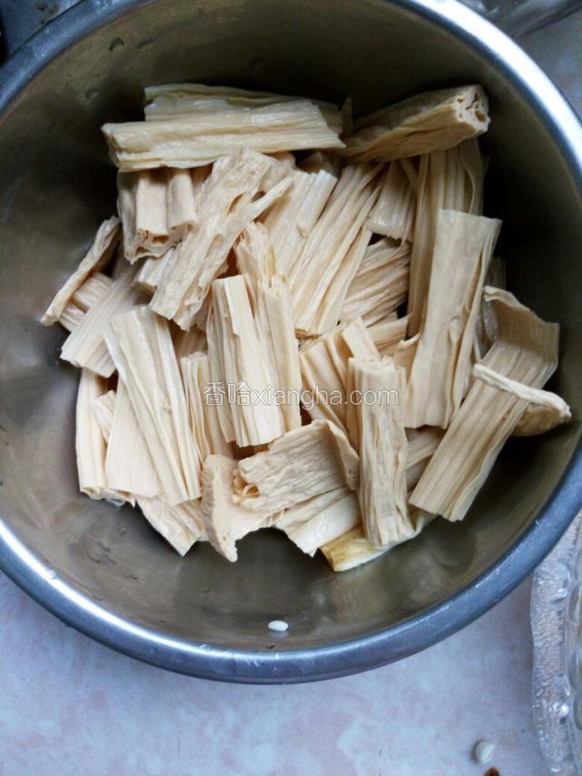 腐竹泡发后洗洗然后挤挤水