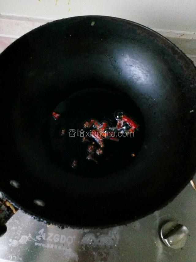 热油，放入干辣椒和花椒炒香