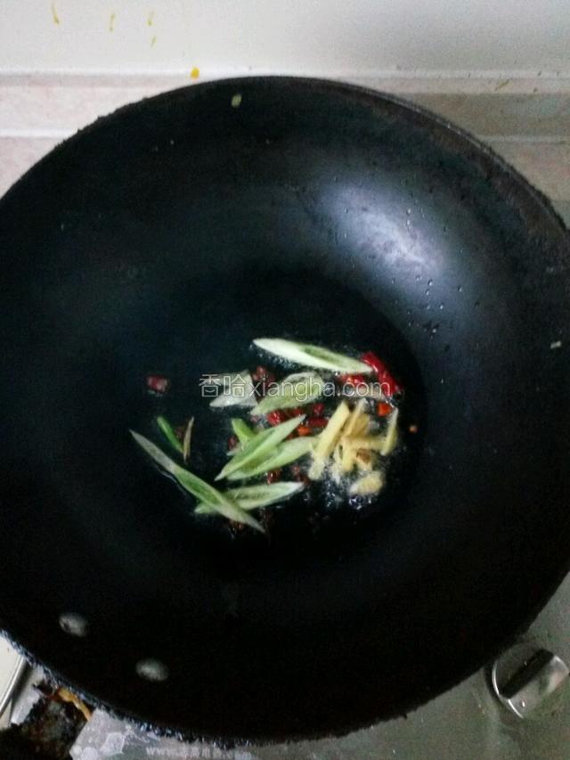 加入葱花和姜继续炒香
