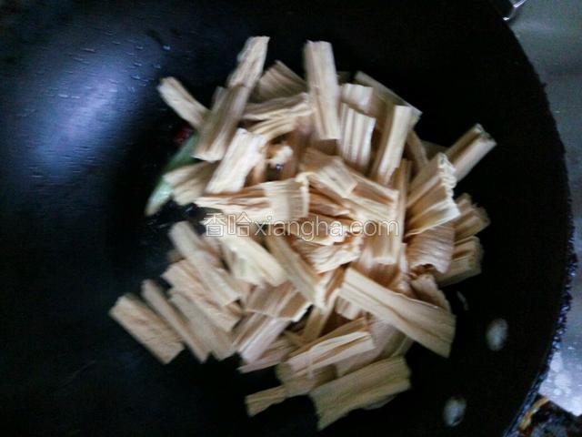 倒入腐竹翻炒