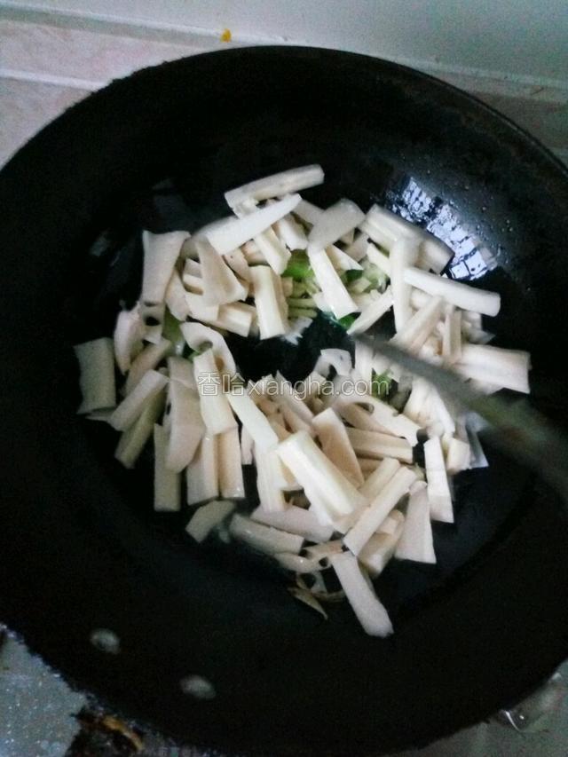 加入切好的藕条继续翻炒