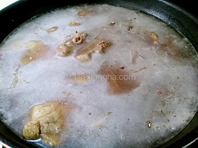 翻炒几分钟后再添加清水，水量能抹过猪骨就可以。放上红烧肉调料适量。