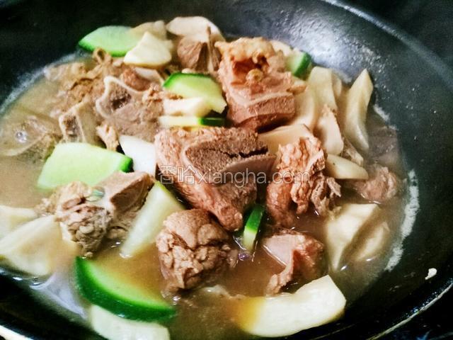萝卜块、杏鲍菇炖透为止。