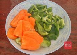 菜椒胡萝卜炒花菜的做法图解2