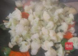 菜椒胡萝卜炒花菜的做法图解8