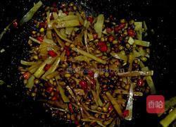 黄豆酸笋炒鱼干的做法图解7