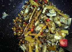 黄豆酸笋炒鱼干的做法图解9