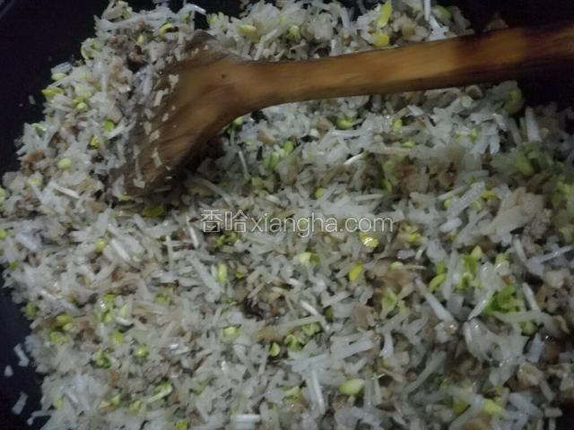 锅里热油，放入肉沫煸炒。
放入香菇、豆芽、白萝卜翻炒