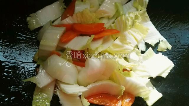 胡萝卜略为翻炒下，先倒入白菜梗。
