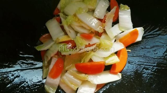 开中火把蔬菜翻炒均勺。