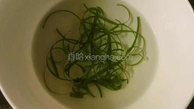 小葱切成中长段，在水里先泡下，让小葱自然卷起来。
