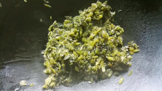 热锅冷油，先炒雪菜，略为炒下就起锅装盘。