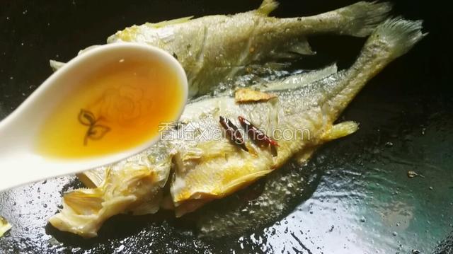 俩面煎黄后，加入2勺料酒。