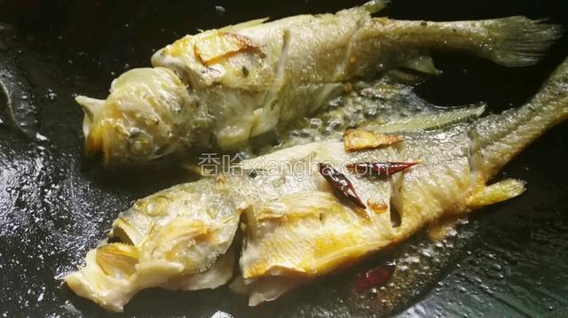 加入料酒后，继续小火煎下，轻轻移动锅子。