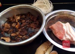 五花肉炖粉条蘑菇的做法图解1