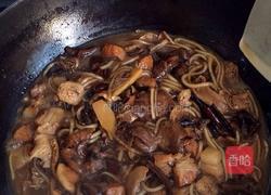 五花肉炖粉条蘑菇的做法图解8