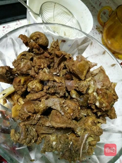 卤好的鸡块，备用。