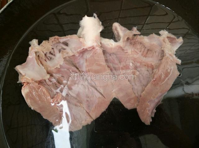 放在凉水里泡15分钟，去掉猪心的血水