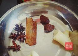 土豆胡萝卜烧肉的做法图解2