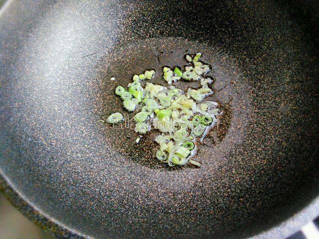 锅里倒入少许食用油烧热，放入葱姜爆香