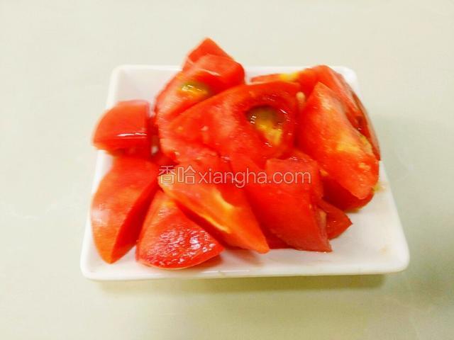 西红柿切块，不要太小的块稍微大点。
