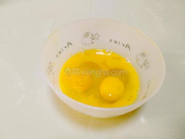 鸡蛋打入碗里，用筷子打散备用。