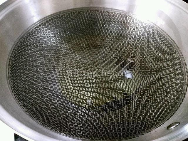 备炒锅，热锅倒油，油的量要多些，因为要炒鸡蛋。