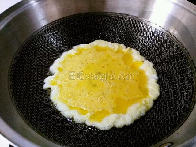 把鸡蛋液下锅，
