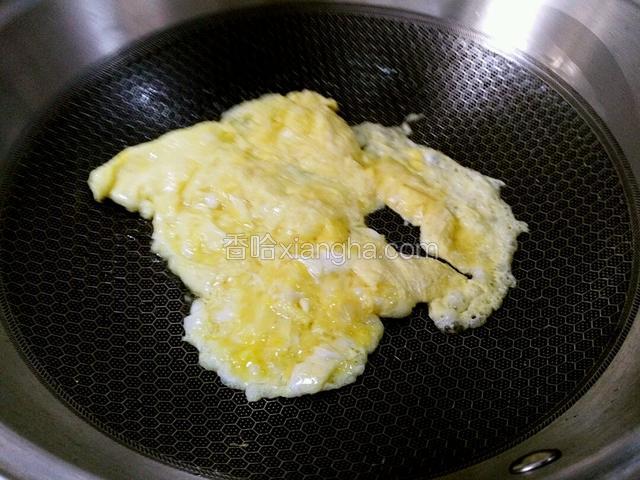 翻炒均匀出锅。注意别炒老，看不到鸡蛋液为止。盛出备用。